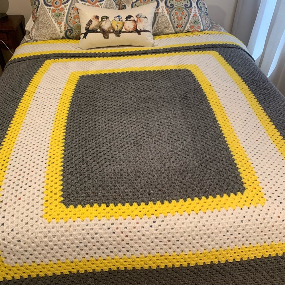 Immaculate vintage coverlet. EUC - Picture 2 of 2